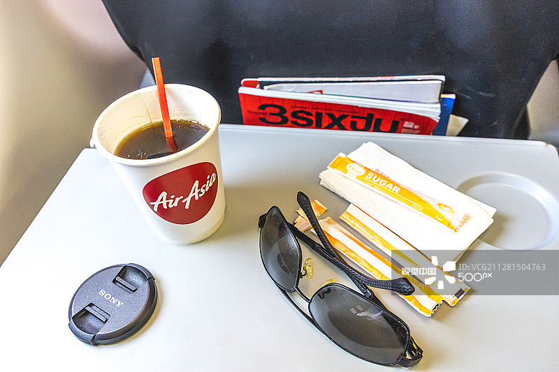 马来西亚沙巴，2015年8月17日：亚航飞机内的咖啡杯一角，自然光图片素材