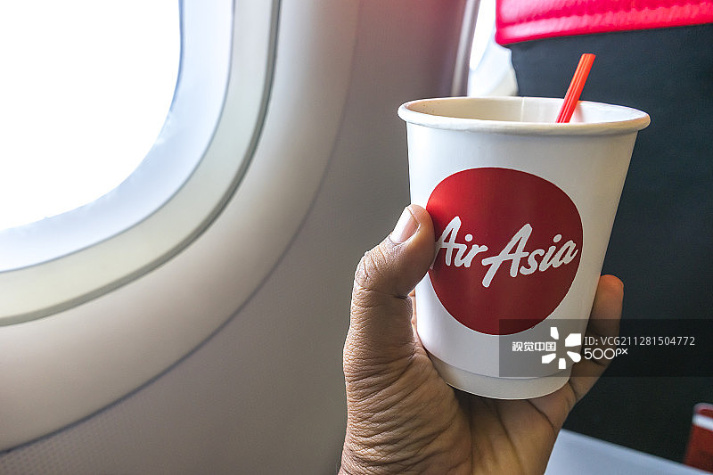 马来西亚沙巴，2015年8月17日：亚航飞机内的咖啡杯一角，自然光图片素材