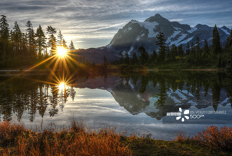 画镜湖的日出倒影图片素材