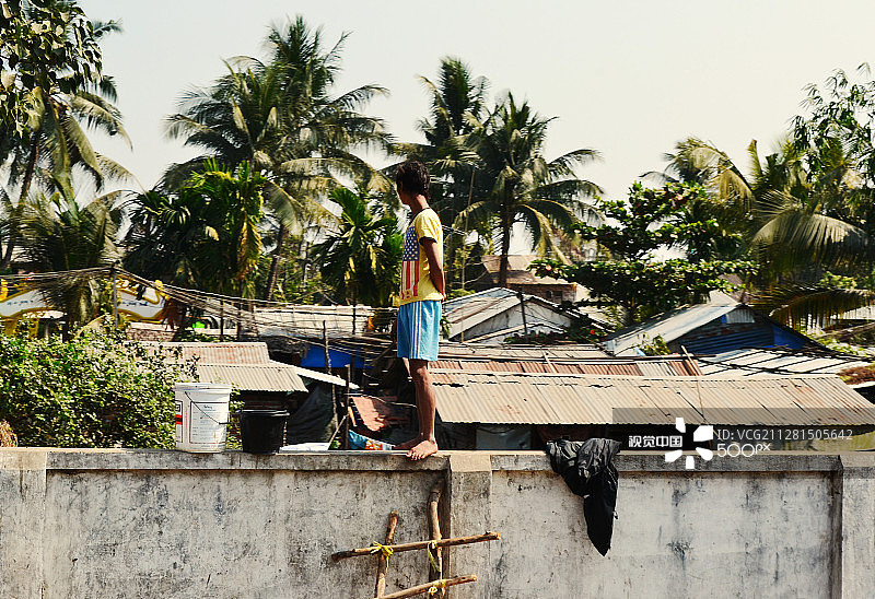 缅甸仰光墙上的人们图片素材
