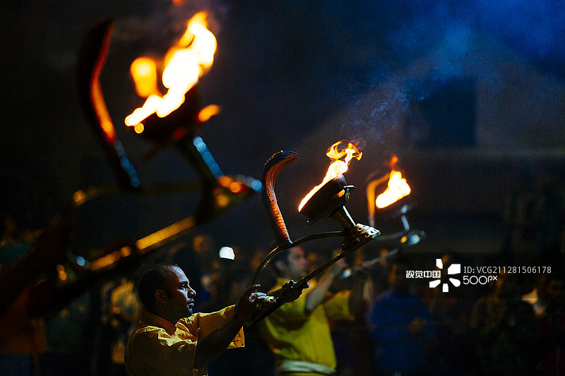 印度教祭司向湿婆神诵经图片素材