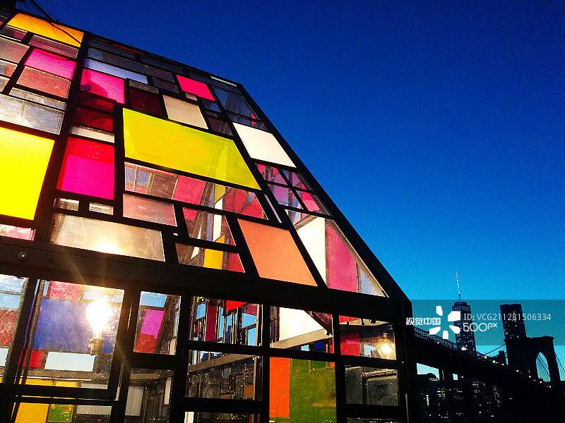 彩色玻璃窗房屋/布鲁克林大桥图片素材