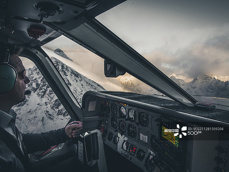 米尔福德峡湾的驾驶舱视野图片素材