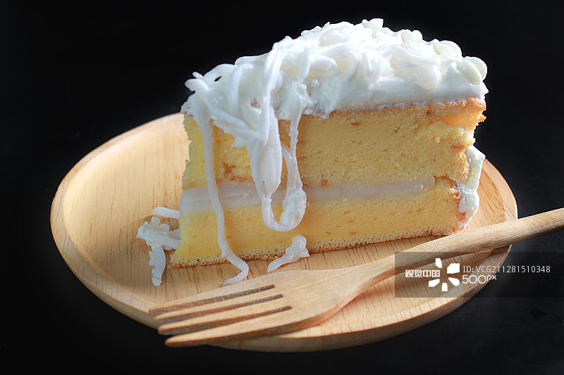 盘子里的一块椰子蛋糕图片素材