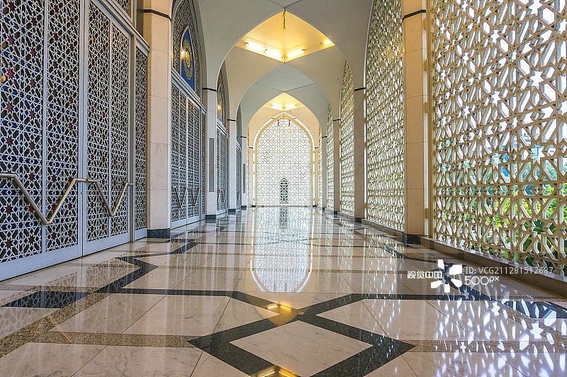 清真寺走廊中闪耀的大理石地面图片素材