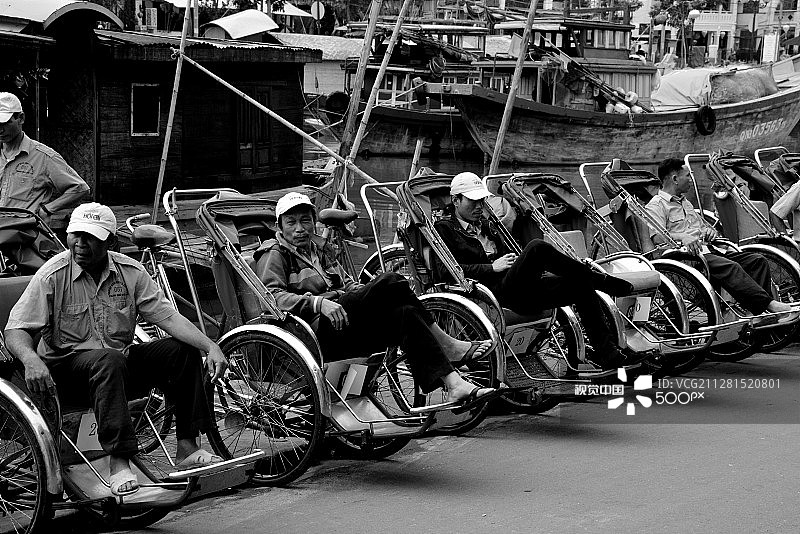 越南会安的人力车夫图片素材