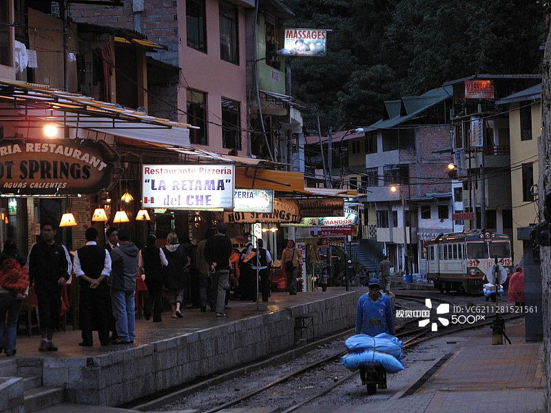 黄昏时的温泉镇图片素材