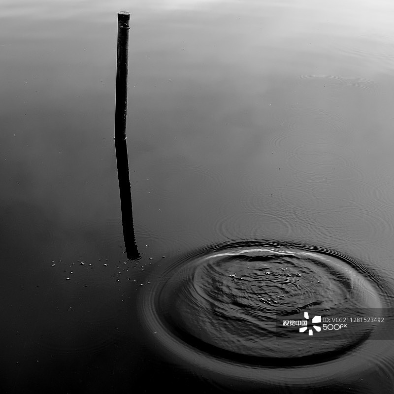 黑白桩柱图片素材