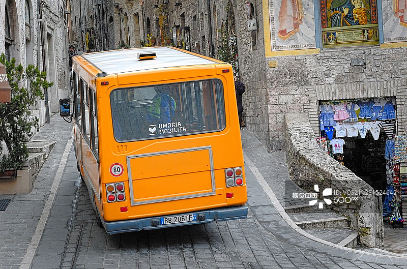 阿西西风景如画的村庄街道上的公交车图片素材