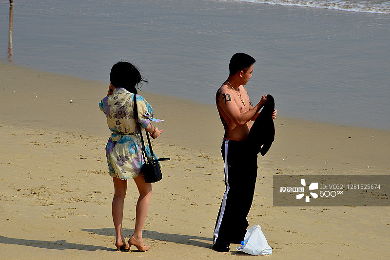 在岘港海滩的越南情侣图片素材