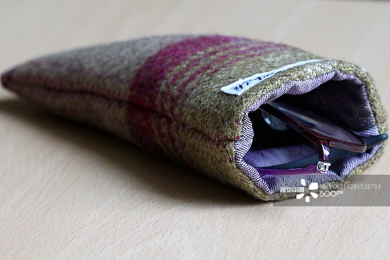 眼镜盒里的眼镜图片素材