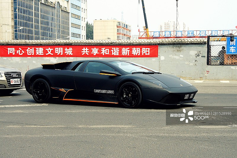 异国情调的超级跑车和城市背景图片素材