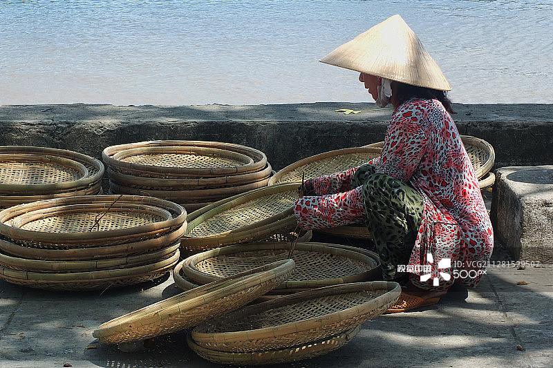拿着篮子的女人，越南湄公河三角洲图片素材