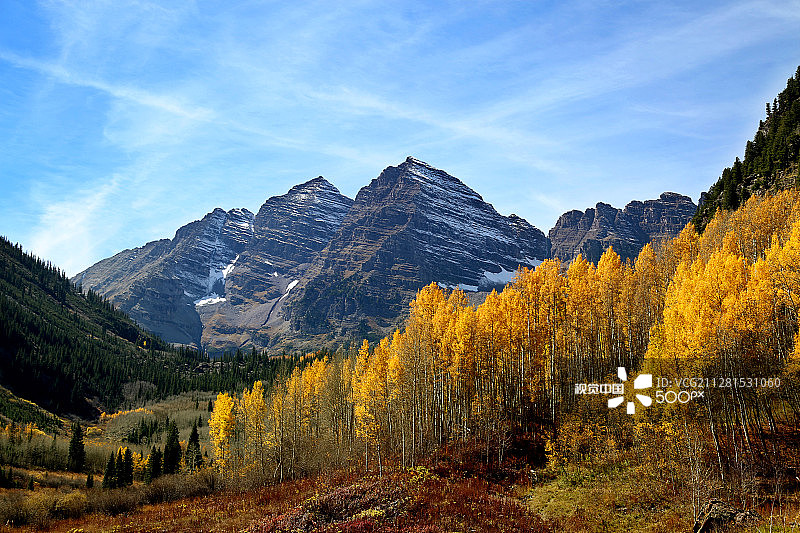 栗色钟楼的秋日山景图片素材