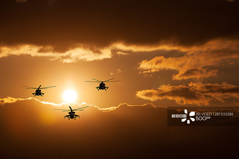 米-24和米-8武装直升机群，暖色日落图片素材