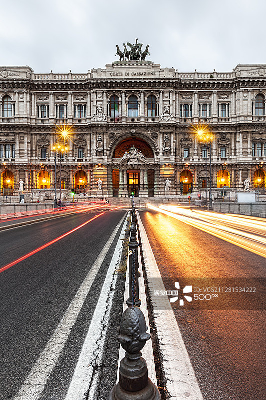 罗马正义宫前的夜间车灯图片素材