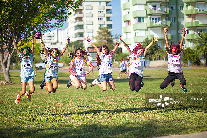 彩色跑步跳跃图片素材