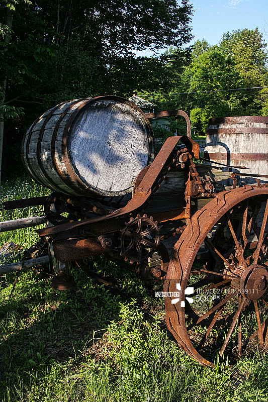 木桶和马车图片素材