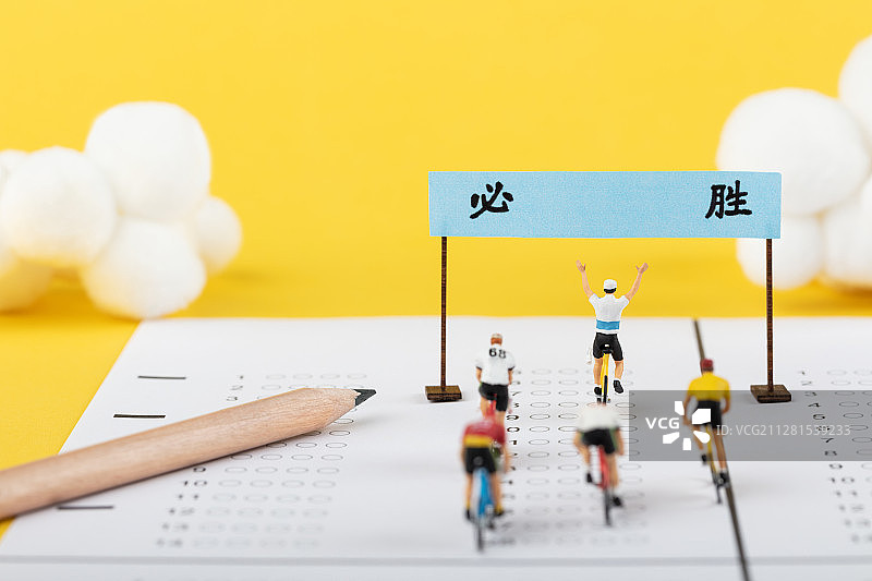 高考必胜答题卡上终点线胜利欢呼图片素材