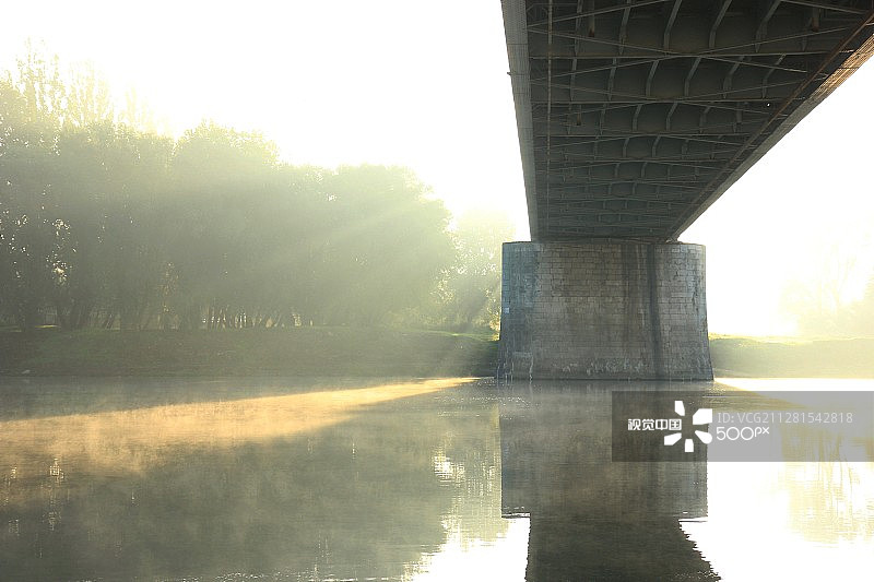 蒂萨河上的早晨水汽图片素材