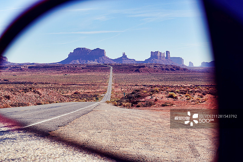 纪念碑谷在后视镜中图片素材