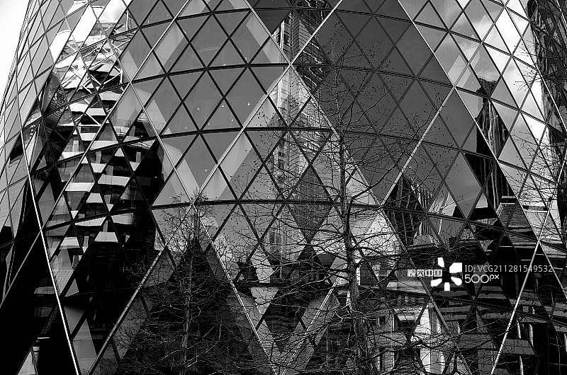 瑞士再保险塔的倒影图片素材