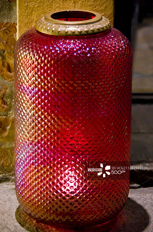 古董蔓越莓玻璃灯罩图片素材