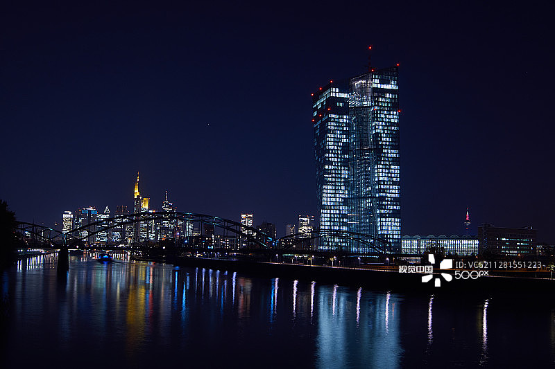 夜晚的欧洲中央银行图片素材