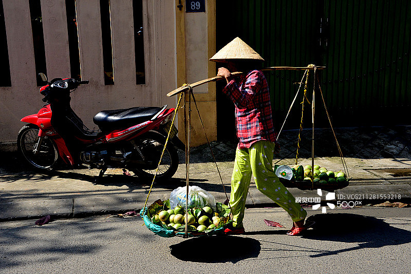越南妇女挑着篮子的杆子图片素材