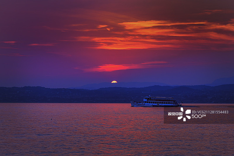 加尔达湖锡尔苗内日落图片素材