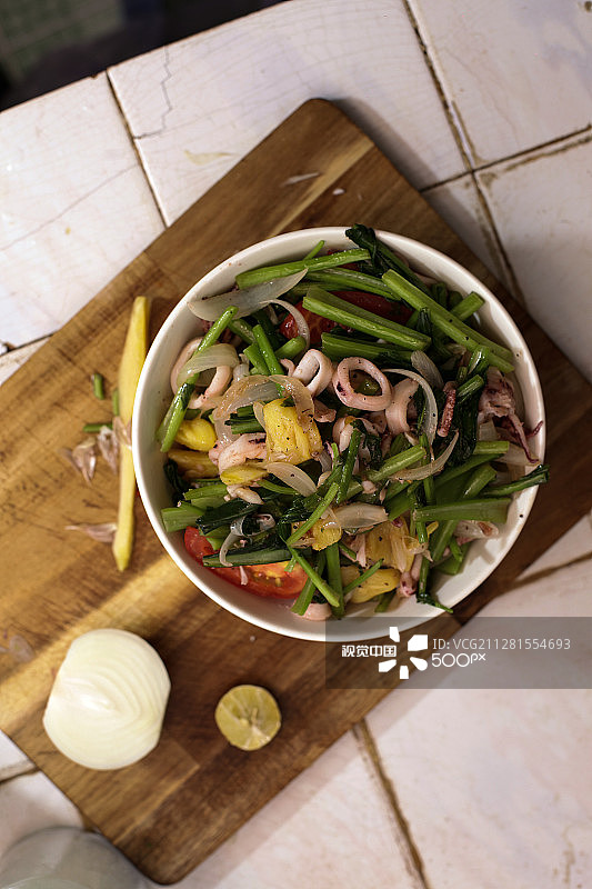 洋葱菠萝芹菜炒鱿鱼图片素材