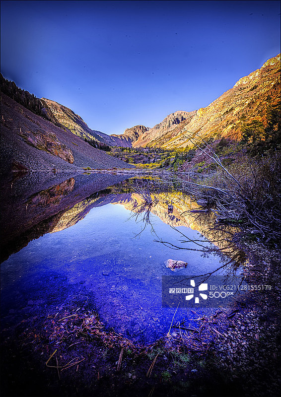 东内华达山脉隆迪湖图片素材