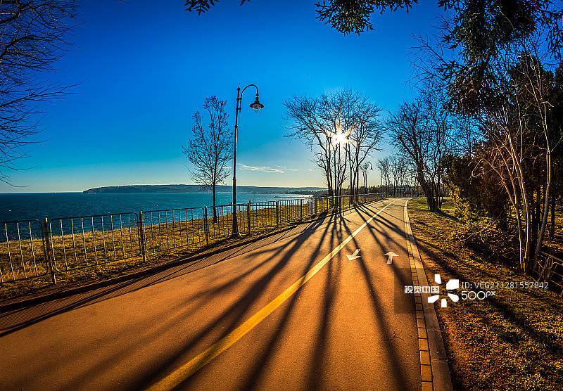瓦尔纳市美丽的海滨花园图片素材