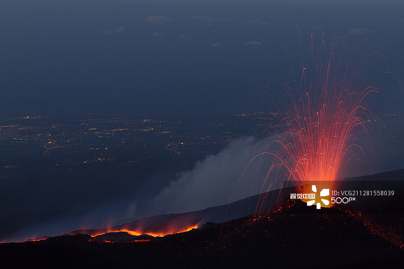 埃特纳火山夜间喷发图片素材