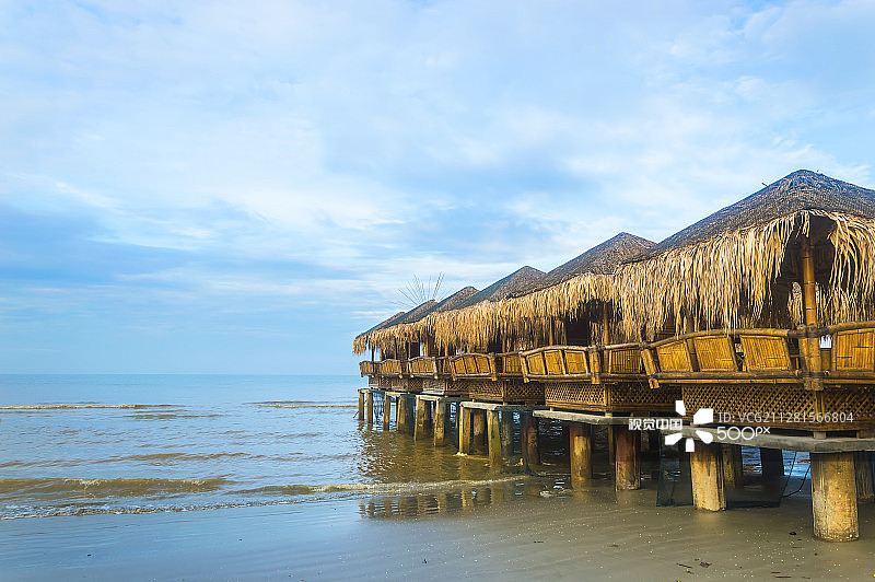 海边蓝天下的凉亭图片素材