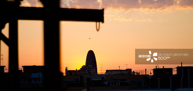 巴塞罗那阿格巴塔背后的日出图片素材
