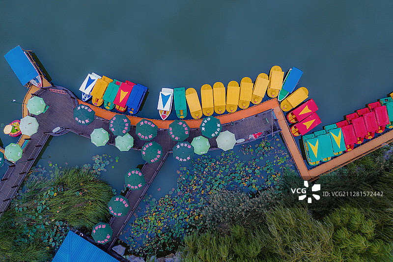 色彩斑斓的游船码头图片素材