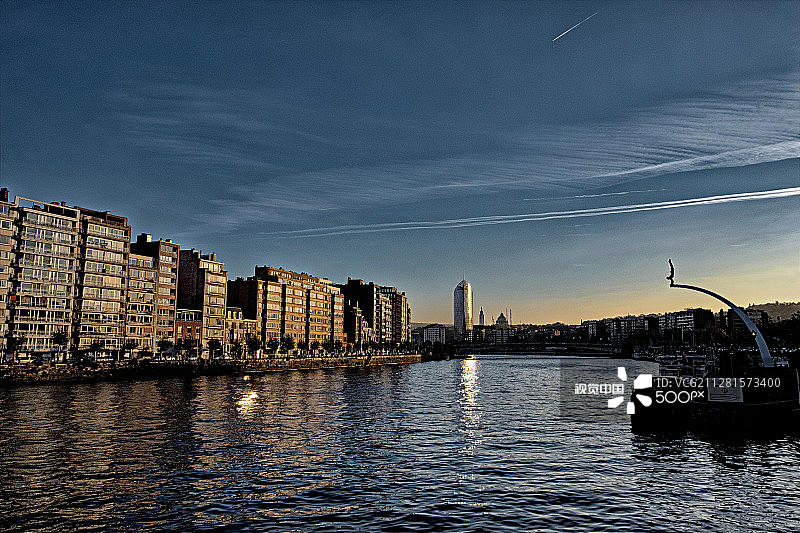 默兹河畔的傍晚散步图片素材