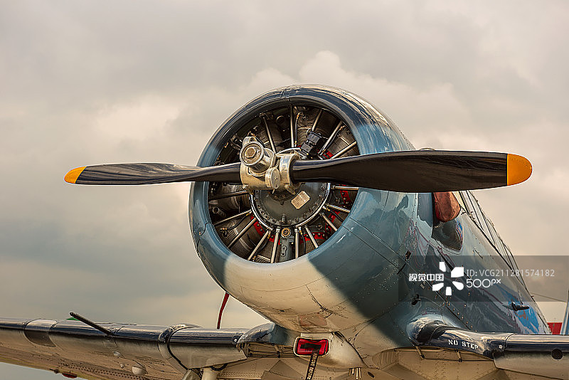 暴风雨天空背景下的螺旋桨飞机图片素材