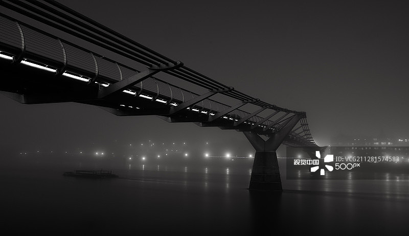 千禧桥周围的雾图片素材