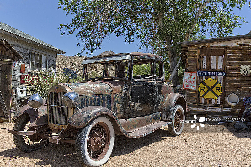美国亚利桑那州金曼市哈克贝利杂货店前的老爷车图片素材