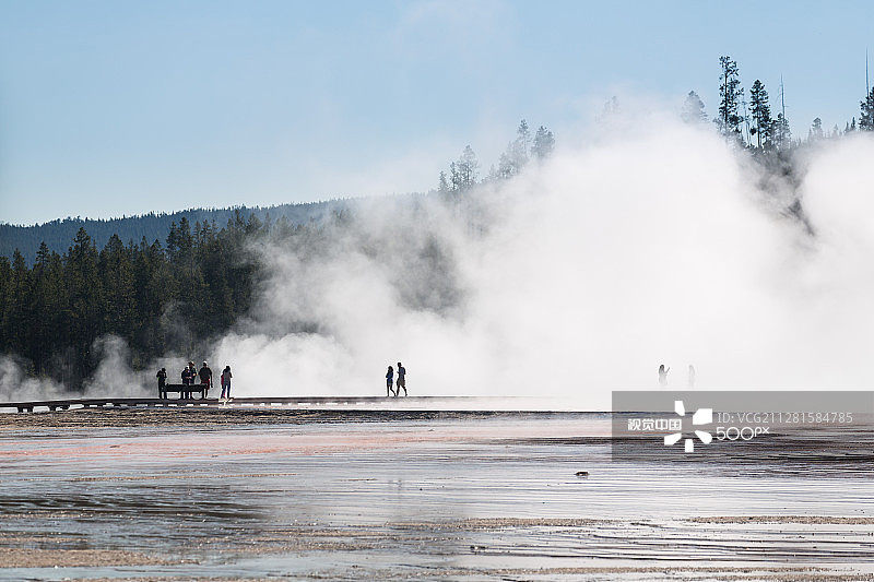 游客在大棱镜温泉图片素材