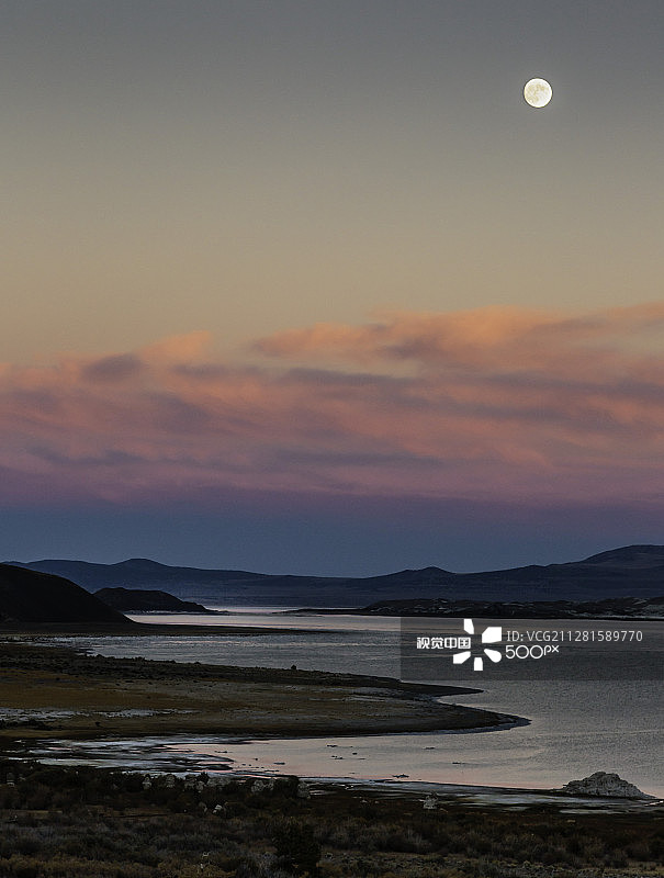 莫诺湖上的月亮图片素材
