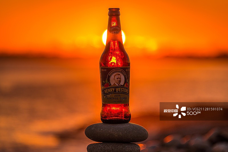 阳光下的苹果酒瓶图片素材