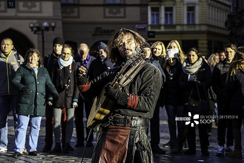 在老城区广场的吉他手图片素材