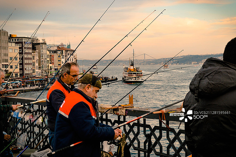 在加拉塔桥上钓鱼图片素材