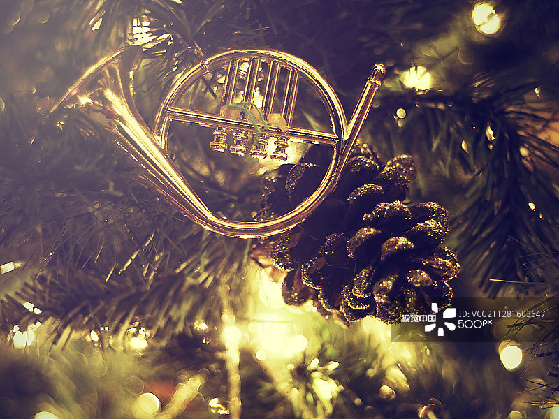 模糊闪耀童话背景上的装饰圣诞树图片素材