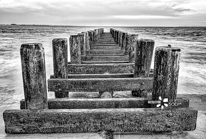 海滩上的桩柱图片素材