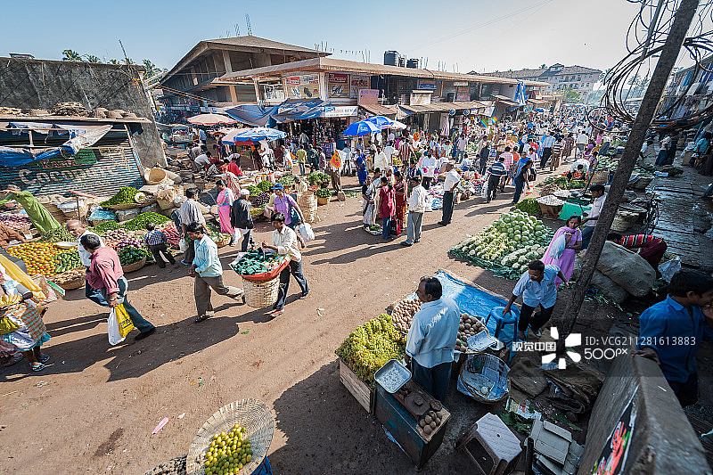 印度果阿：当地人在每周的马普萨食品市场购物图片素材