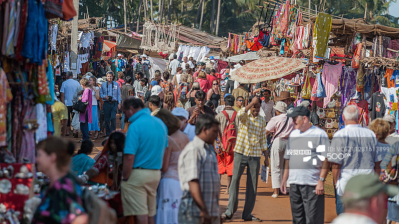 印度果阿邦 - 2008年1月 - 安朱纳著名的每周跳蚤市场上的游客和当地商人图片素材